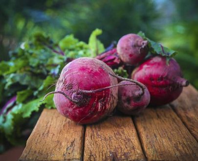 decouv-retz-produits-frais-et-locaux-chez-vous-en-un-clic-livraison-pornic-agglo-et-pays-de-retz-legumes-betteraves-sur-planche