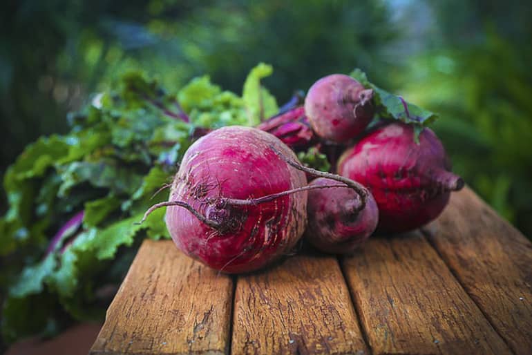 decouv-retz-produits-frais-et-locaux-chez-vous-en-un-clic-livraison-pornic-agglo-et-pays-de-retz-legumes-betteraves-sur-planche