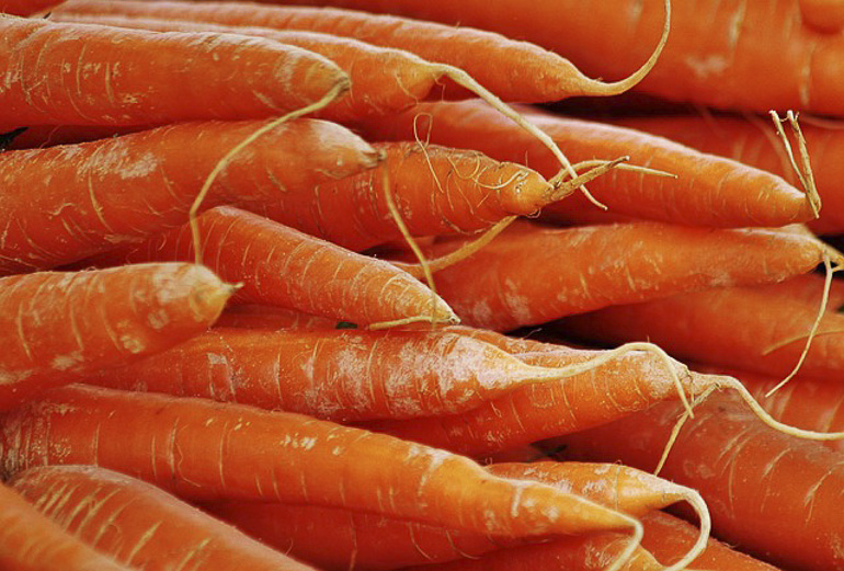 decouv-retz-produits-frais-et-locaux-chez-vous-en-un-clic-livraison-pornic-agglo-et-pays-de-retz-legumes-carottes-pointes