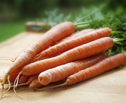 decouv-retz-produits-frais-et-locaux-chez-vous-en-un-clic-livraison-pornic-agglo-et-pays-de-retz-legumes-carotte-sur-planche
